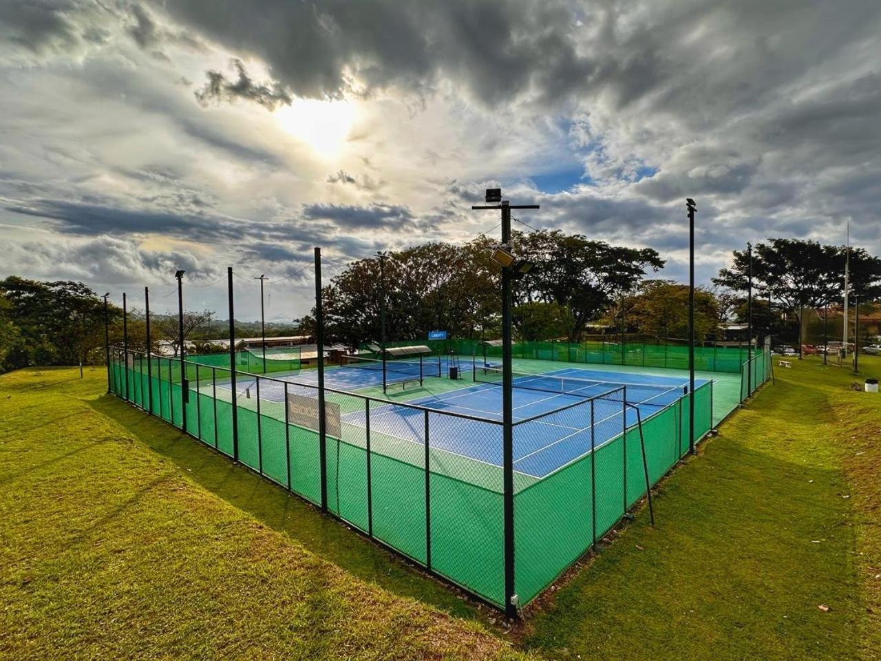 Cr Mariposa Rentals Comfortable Penthouse, Ac, Pool, Gym, Tennis Santa Ana  Eksteriør billede